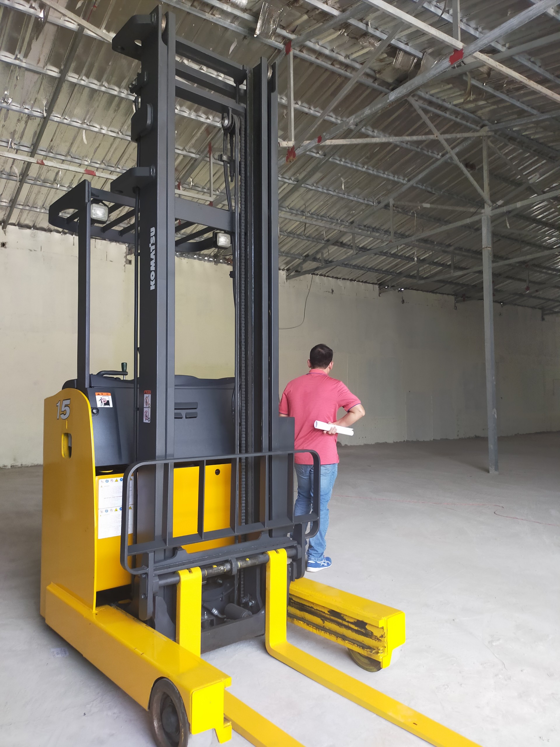 xe nâng điện đứng lái komatsu giao hàng.jpg (751 KB)